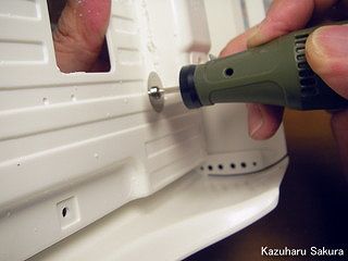 タミヤ ハイラックス・ハイリフト製作記 ～ 荷台の干渉部分をリューターでカット